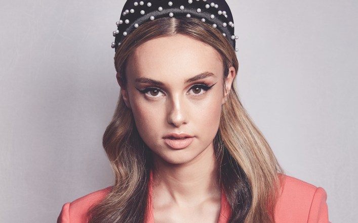 Hair how-to: 60s-inspired waves